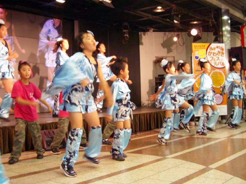 第13回Buyかわさきフェスティバル（スタジオアゼリア）に、SAKADO WINDSが出演し、6曲演舞しました。