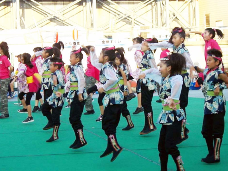 2009年8月16日、第12回溝口駅前納涼盆踊り大会（ノクティ屋上）にSAKADO　WINDS、夢桜、舞音が出演し、8曲披露しました。